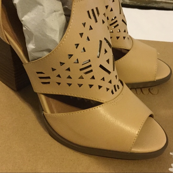 HOST PIC NEW IN BOX ALTAR’D STATE HEELS❤️❤️❤️❤️ - Picture 6 of 8